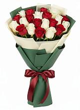 Букет Микс из красных и белых роз в Дорогино