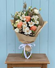 Букет цветов из:  Альстромерии, Лизиантусы, Розы и Хризантемы в Дорогино