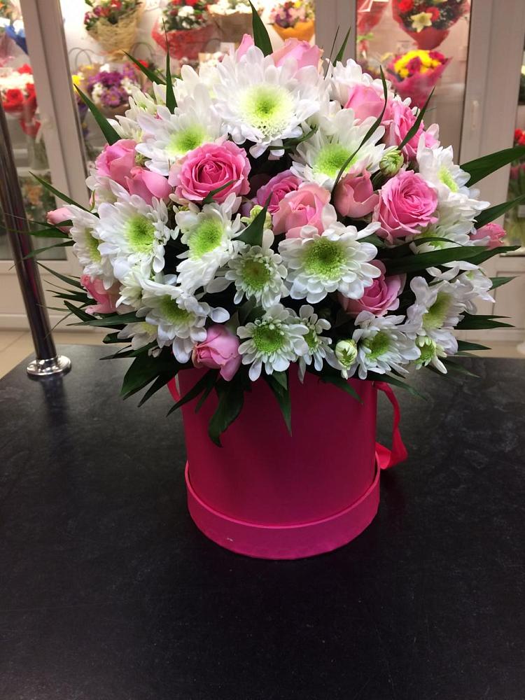 Цветочная композиция из Розы и Хризантемы в шляпной коробке в Дорогино