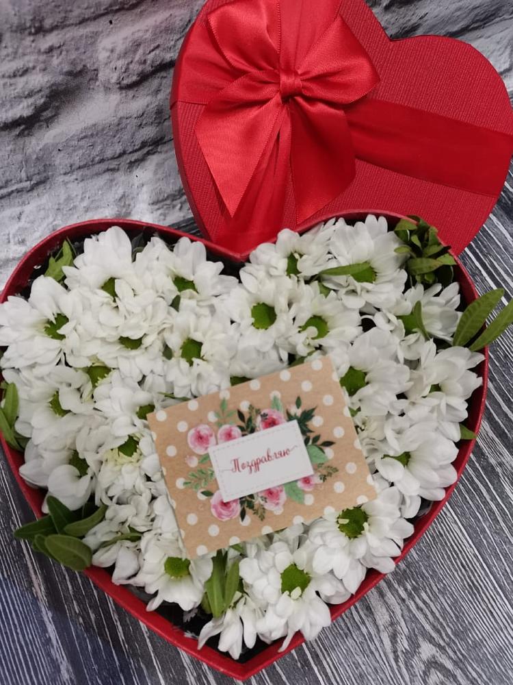 Цветочная композиция из Хризантемы в виде сердца в Дорогино