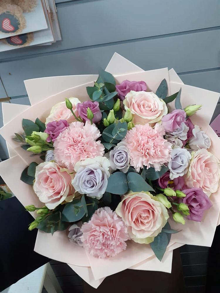 Букет цветов из: Розы, Гвоздики и Лизиантусы в Дорогино